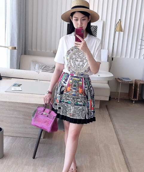 Cũng giống như nhiều rich kid khác, mới đây Tiểu Giang đã chia sẻ hình ảnh gia đình ngày xưa lên trang cá nhân và nhận được sự quan tâm cực lớn.