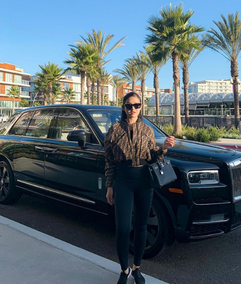 Tiểu Giang thường xuyên đăng tải những hình ảnh khoe vóc dáng thon thả bên siêu xe cùng những món hàng hiệu đắt đỏ.