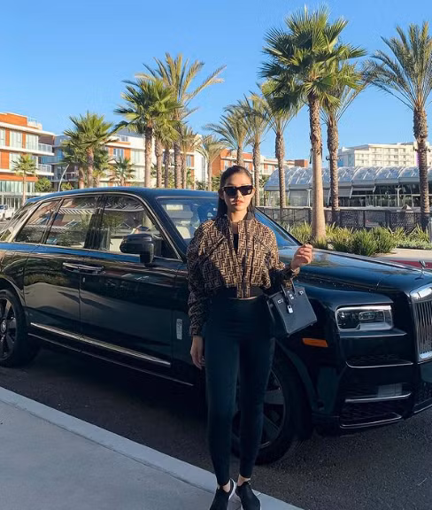 Tiểu Giang thường xuyên đăng tải những hình ảnh khoe vóc dáng thon thả bên siêu xe cùng những món hàng hiệu đắt đỏ.