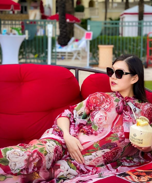 Mặc dù ít chia sẻ hình ảnh gia đình nhưng ngắm sắc vóc của Tiểu Giang cũng biết được bố mẹ cô sở hữu vẻ đẹp đến nhường nào.