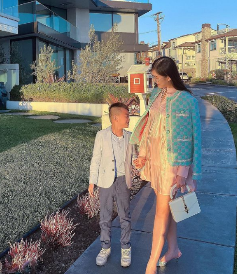 Hiện tại Tiểu Giang đang là bà mẹ 2 con, dù vậy cô vẫn không quên chịu chơi như ngày thường, thậm chí nhan sắc cũng được đánh giá ngày càng lên hương.