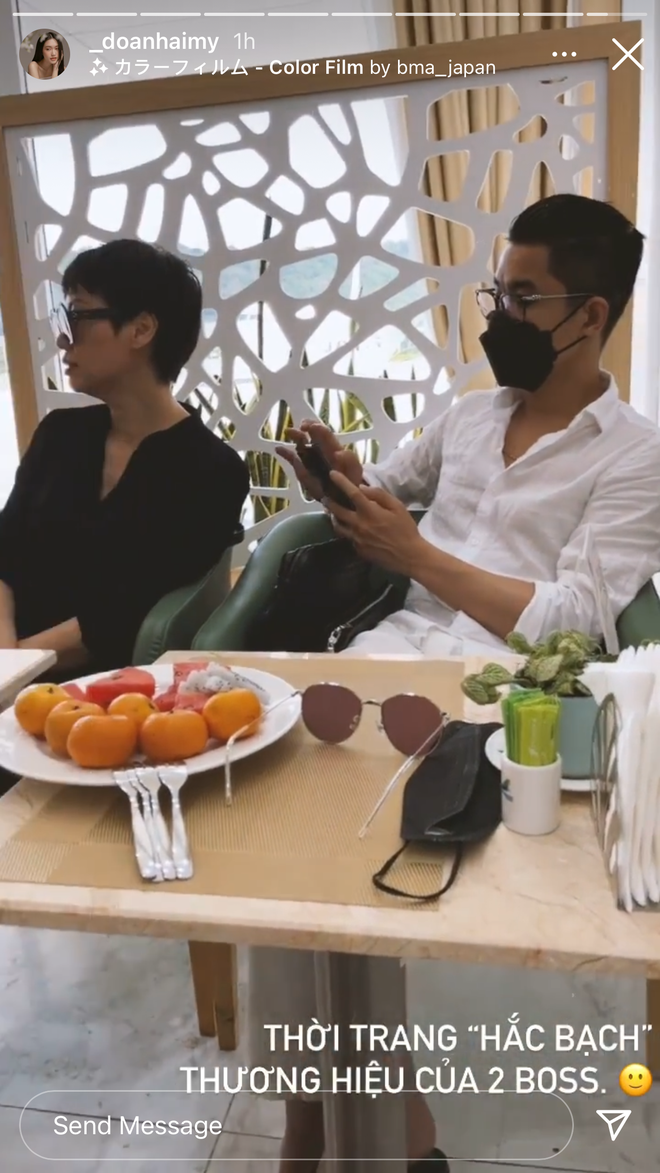 Chưa dừng lại ở đó, mẹ của người đẹp còn đăng bức ảnh chụp resort gần như y hệt hình ảnh mà Văn Hậu đăng tải. Từ hàng dừa, bể bơi, lớp gạch, cho đến view biển xa xa... giống nhau đến lạ.