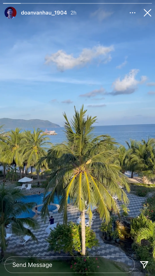 Mới đây nhất, dân mạng vô cùng phấn khích khi Văn Hậu và Hải My tiếp tục lộ "hint" đang hẹn hò khi cả hai cùng chia sẻ hình ảnh check - in tại Côn Đảo.