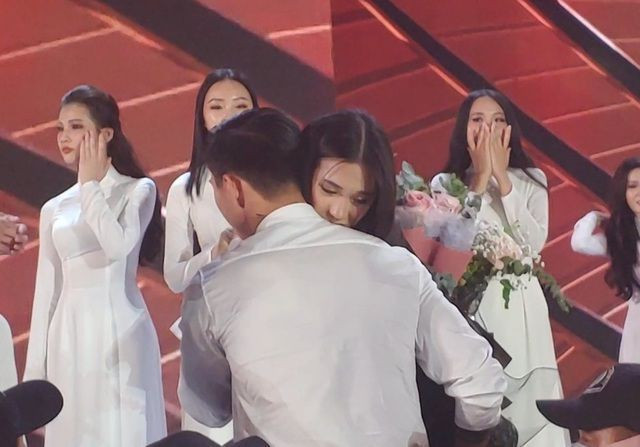 Ngay sau khi gây "sốt" mạng xã hội với khoảnh khắc thân mật ở hậu trường Hoa hậu Việt Nam 2020, Đoàn Văn Hậu và "bạn gái tin đồn" Doãn Hải My sau đó liên tiếp tung "hint" hẹn hò về phía người hâm mộ.