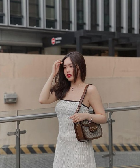 Trái ngược với Thái Thảo Nguyên, hot girl RMIT Nguyễn Thanh Ngân (nickname Bell Nguyễn) lại gây ấn tượng với phong cách cá tính, táo bạo hơn.