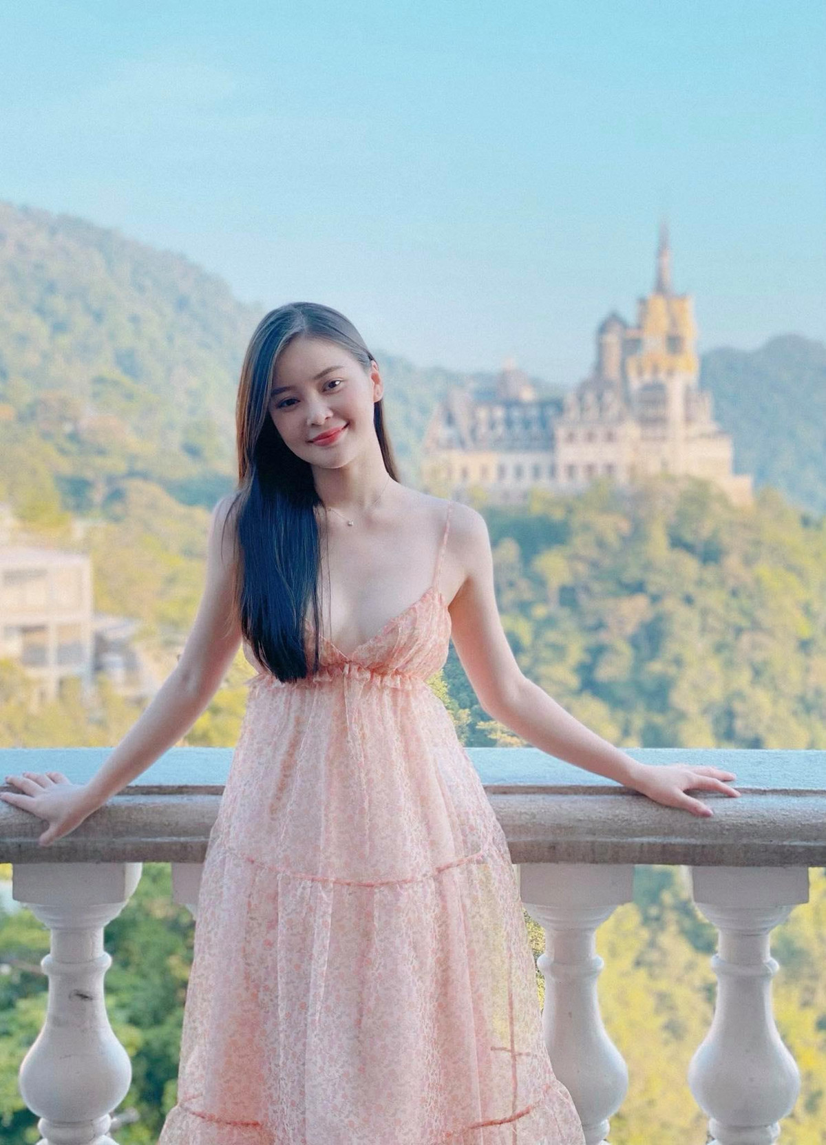 Thân hình nuột nà là yếu tố giúp nàng tiểu thư luôn đẹp trong mọi khung hình.