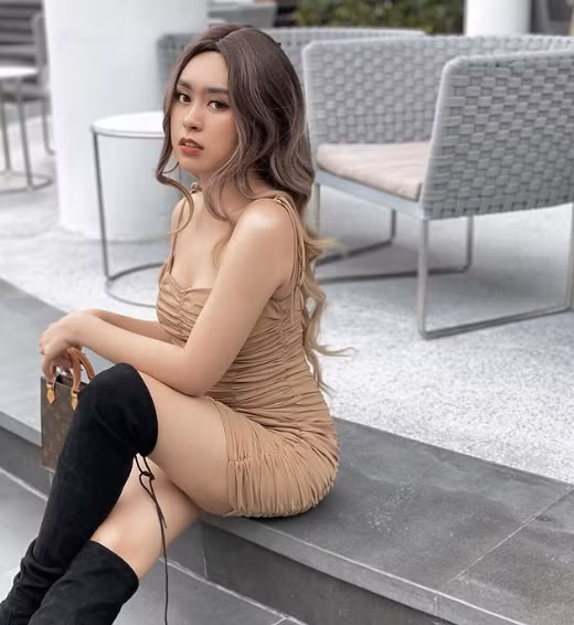 Cô thiên về thời trang cá tính, phóng khoáng hơn.