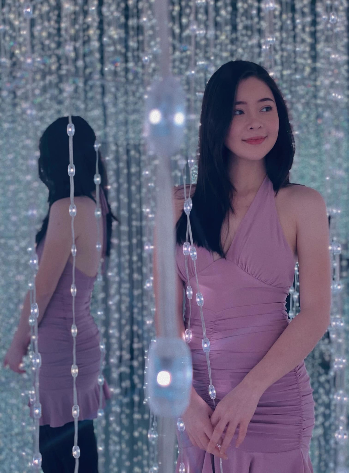 Gương mặt bầu bĩnh, dễ thương cùng làn da trắng nõn nà, thân hình gợi cảm là những đặc điểm ngoại hình nổi trội của gái xinh này.