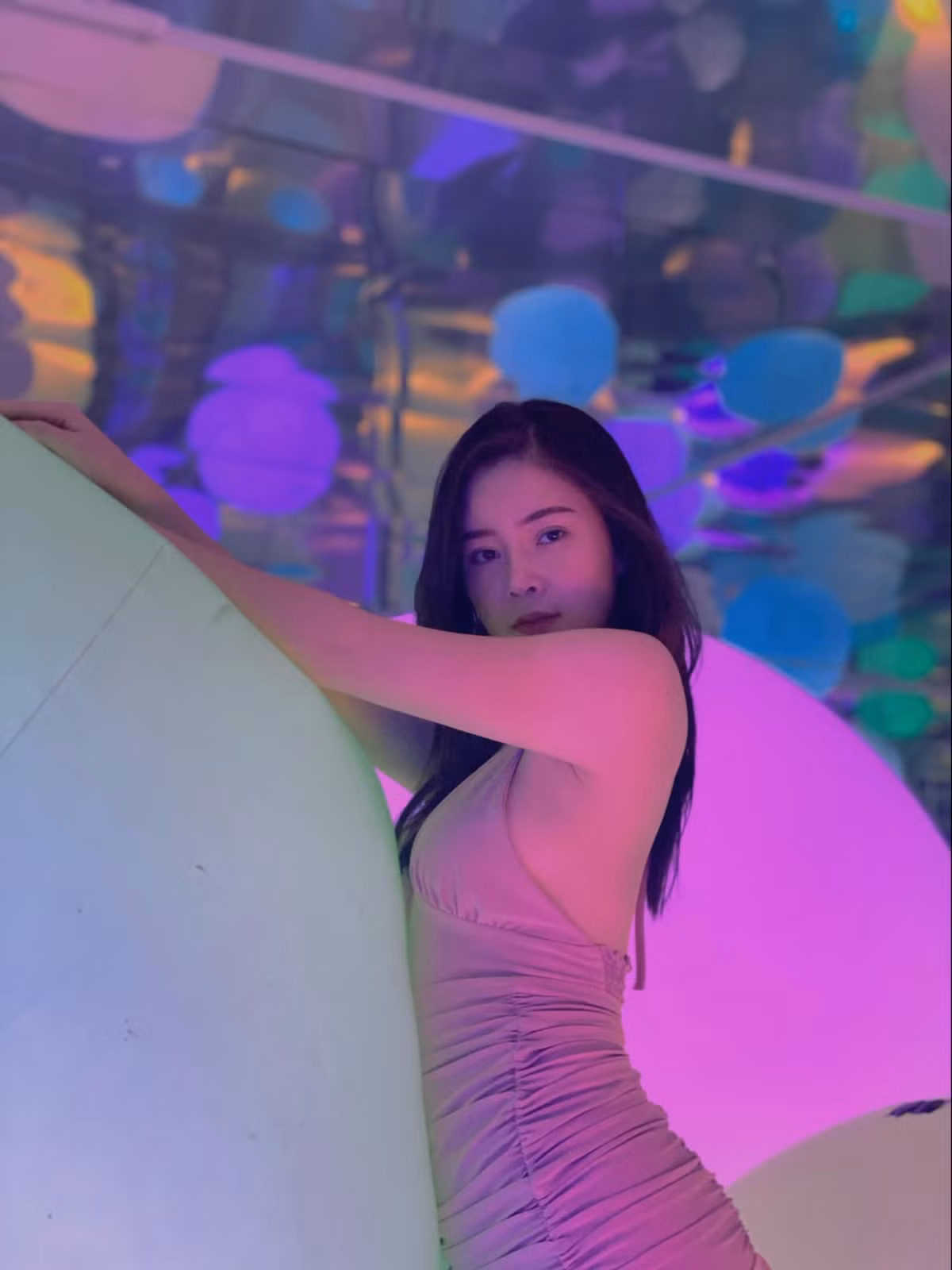 Thái Thảo Nguyên là một trong những hot girl RMIT thu hút lượng người theo dõi lớn trên trang xã hội. Cô sở hữu gương mặt xinh đẹp, nữ tính cùng phong cách thời trang gợi cảm.