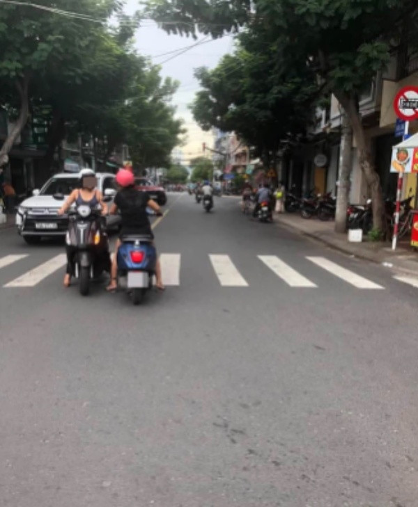 Người dân sống gần khu vực ngã tư này đã lấy điện thoại ra quay lại khoảnh khắc này và không khỏi lắc đầu ngao ngán.