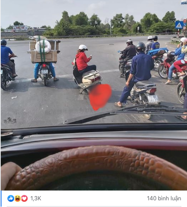 Nữ "Ninja Lead" hồn nhiên dừng xe, ung dung ngồi vắt chân giữa ngã tư để... nghịch điện thoại.