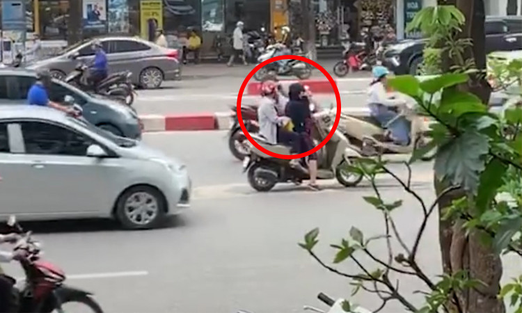 Rất nhiều tình huống nữ "Ninja Lead" khác hồn nhiên dừng xe, chặn đầu ô tô giữa đường "buôn" điện thoại khiến cư dân mạng bức xúc. Ảnh: Tổng hơp