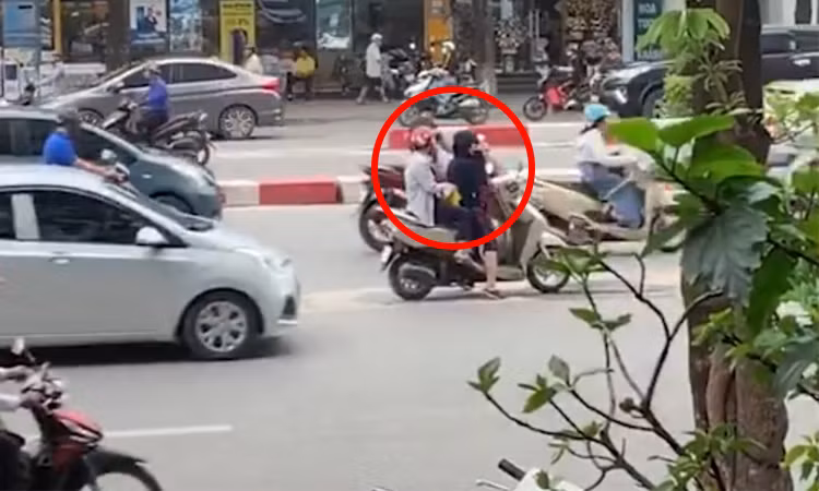 Rất nhiều tình huống nữ "Ninja Lead" khác hồn nhiên dừng xe, chặn đầu ô tô giữa đường "buôn" điện thoại khiến cư dân mạng bức xúc. Ảnh: Tổng hơp