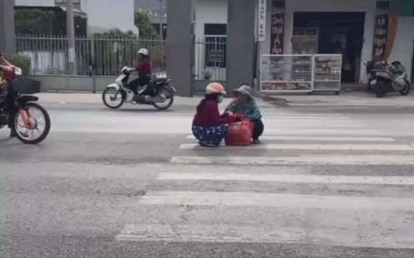 Tương tự, hai người phụ nữ này tình cờ gặp nhau khi vừa đi chợ về. Cuộc hội ngộ bất ngờ khiến cả hai ngồi hẳn giữa đường để trò chuyện, hình ảnh này đã từng khiến MXH "dậy sóng" một thời gian.