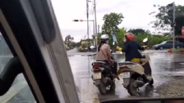 Chỉ sau ít giờ đăng tải, bài chia sẻ thu hút sự chú ý của đông đảo cộng đồng mạng. Đa phần ai nấy đều bất bình trước hành động vô ý thức khi tham gia giao thông của hai người phụ nữ này.