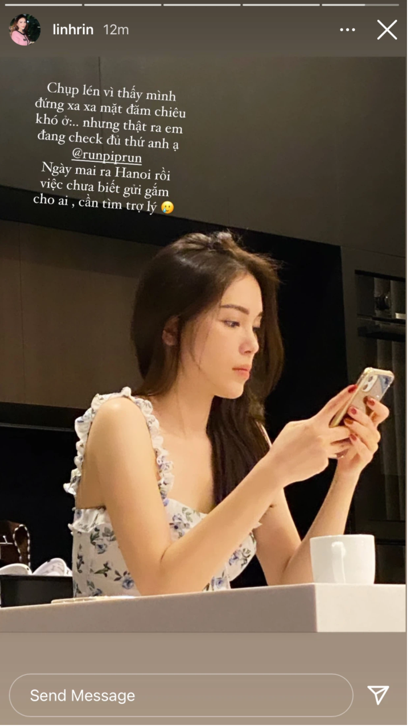 Mới đây, hot girl Linh Rin vừa chia sẻ lên story Instagram một bức ảnh cô nàng "bị" chụp lén, nhưng nhan sắc của cô vẫn cực kì nổi bật. Nhìn góc nghiêng thần thánh, mái tóc dài buông xõa lệch một bên kia, nhiều người không khỏi thốt lên nhan sắc "đỉnh của chóp".