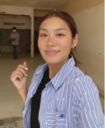 Mặc chiếc áo sơ mi dáng rộng, xuề xòa, Thảo Nhi Lê khiến không ít người giật mình vì nhan sắc khác "một trời một vực" so với hình ảnh sống ảo trên MXH.