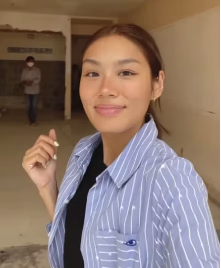 Mặc chiếc áo sơ mi dáng rộng, xuề xòa, Thảo Nhi Lê khiến không ít người giật mình vì nhan sắc khác "một trời một vực" so với hình ảnh sống ảo trên MXH.