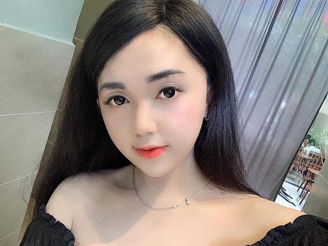 Lương Ngọc Giang, sinh năm 1996 tại Đồng Tháp là hot girl chuyển giới được khen ngợi nhiều về nhan sắc sau khi thực hiện chuyển đổi giới tính.