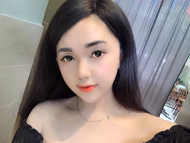 Lương Ngọc Giang, sinh năm 1996 tại Đồng Tháp là hot girl chuyển giới được khen ngợi nhiều về nhan sắc sau khi thực hiện chuyển đổi giới tính.