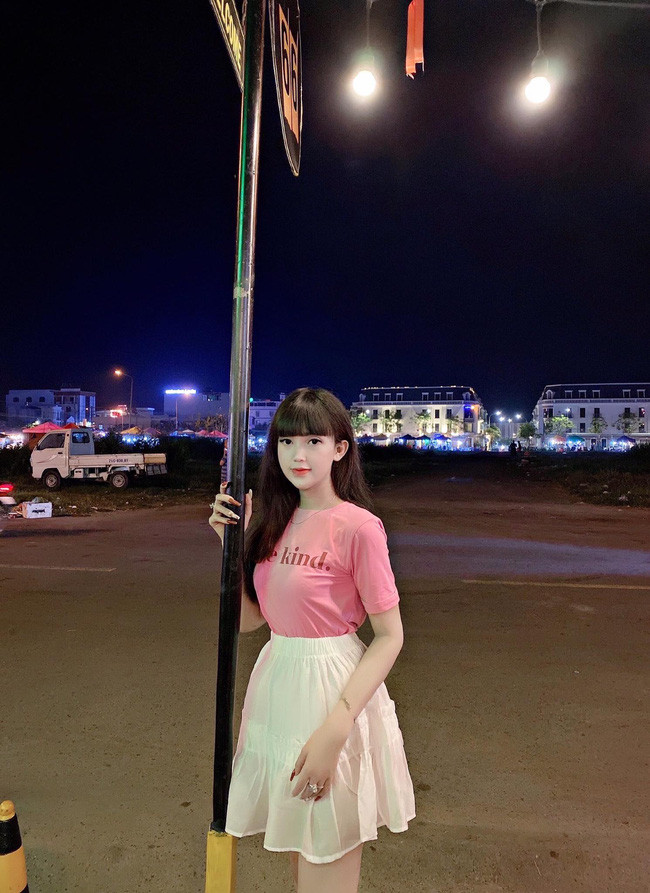 Cùng với gu thời trang nữ tính, quyến rũ ngày thường, không ai nhận ra đây là một người đẹp chuyển giới.