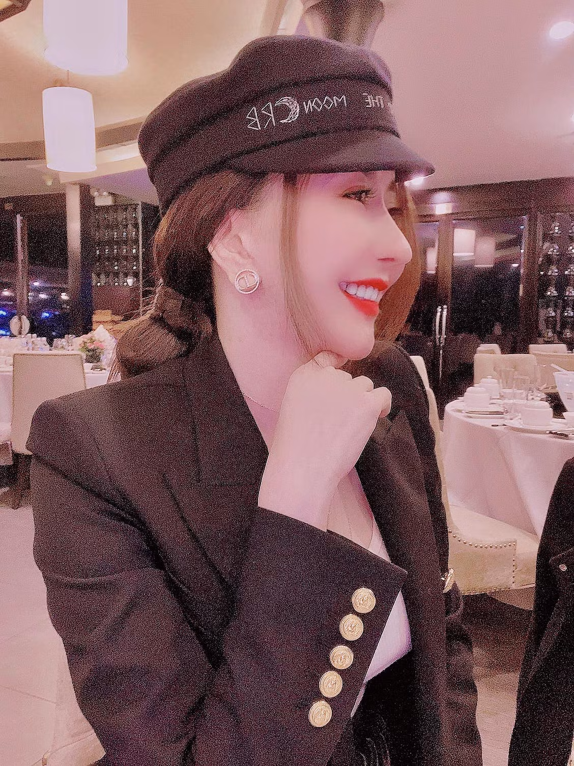 Sở hữu gương mặt xinh đẹp, sắc sảo cùng gu thời trang sành điệu, Chu Hằng hiện đang có hơn 300 ngàn người theo dõi trên Facebook cá nhân.