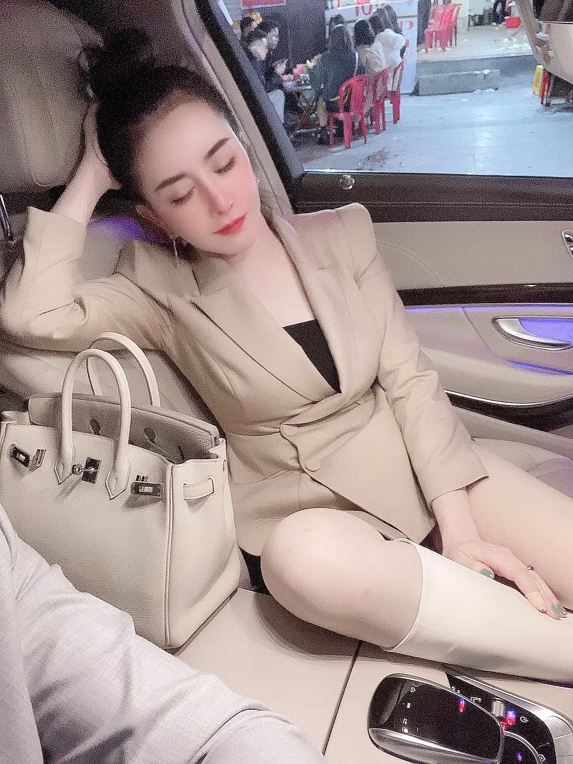 Cô nàng đã trở thành cái tên khá nổi trên mạng xã hội, khuôn mặt xinh đẹp cũng khiến công việc bán mỹ phẩm phát triển hơn. Ảnh: FBNV