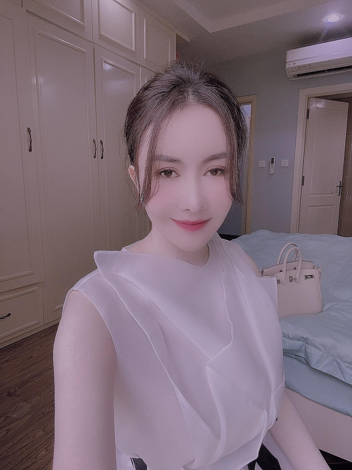 Bài đăng này của Chu Hằng đã ngay lập tức nhận về nhiều sự quan tâm, nhiều ý kiến xoay quanh nó. Đa phần, cư dân mạng bày tỏ sự thích thú bởi cô không ngại thẳng thắn chia sẻ về đời tư trên trang cá nhân.