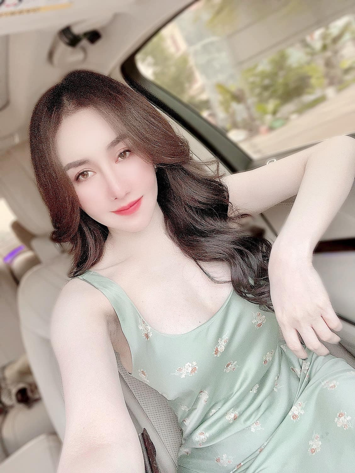 Từng được mệnh danh là hot girl dao kéo, cô nàng trải qua nhiều ca phẫu thuật đau đớn và tốn kém để giờ đây Chu Hằng đã sở hữu gương mặt V-line hoàn hào, với nước da trắng ngần, đường nét thanh tú.