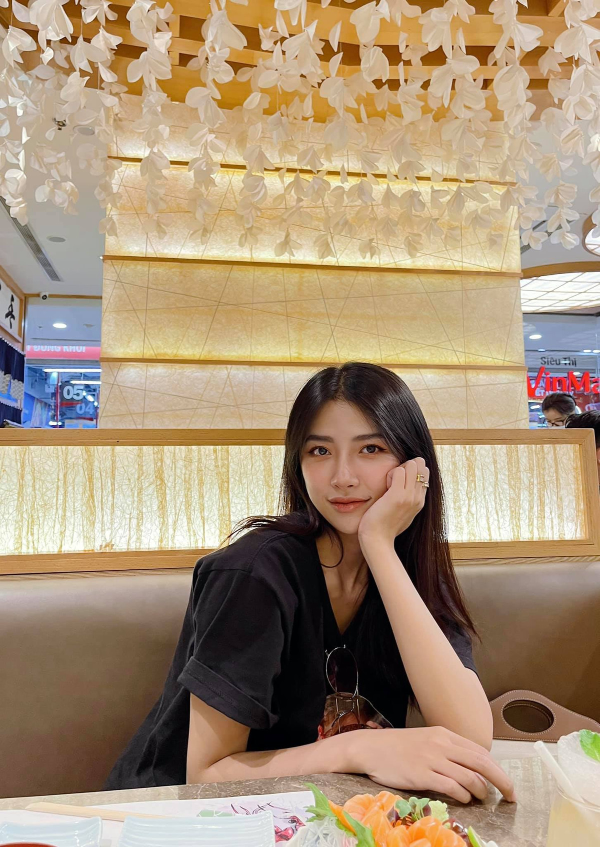 Từng theo học ngành sư phạm để trở thành một cô giáo mầm non, nhưng Khánh Vy lại sớm nhận ra bản thân cô phù hợp với lĩnh vực kinh doanh và nghệ thuật hơn.