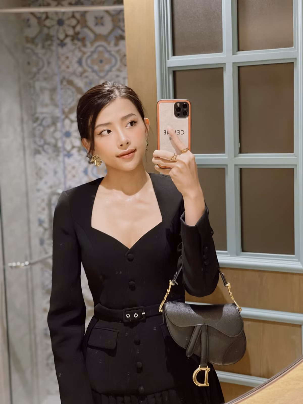 Vợ Phan Mạnh Quỳnh từng theo học chuyên ngành mầm non, trường Cao đẳng Sư phạm Trung ương 2 Nha Trang. Cô nàng vốn là một trong những hot girl khá nổi của thành phố biển xinh đẹp Nha Trang.