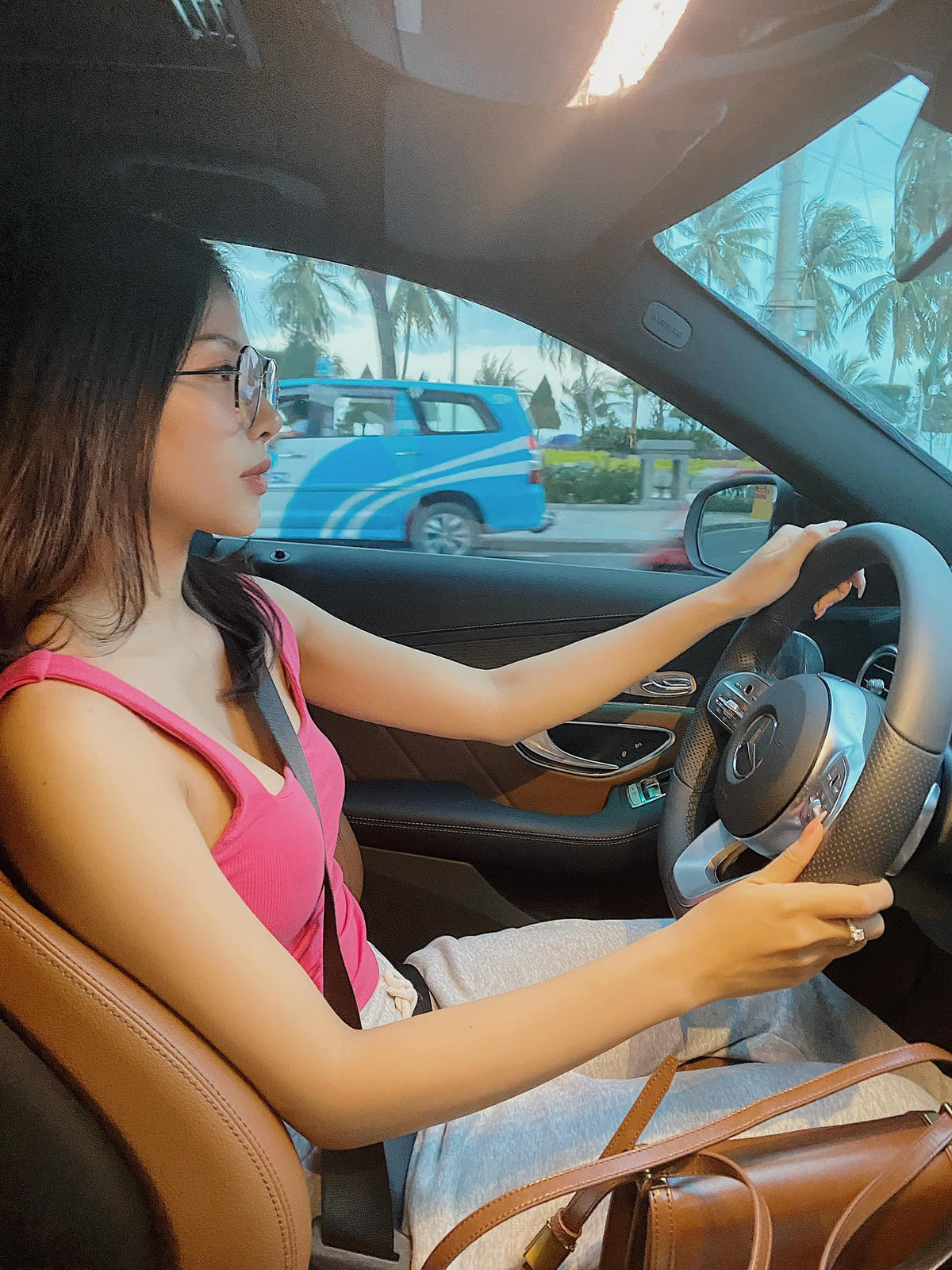 Huỳnh Khánh Vy sinh năm 1994, hiện đang có công việc kinh doanh online tại TP HCM. Ngoài ra, cô nàng còn àm người mẫu tự do, từng xuất hiện trong MV của bạn trai, ca sĩ Đức Phúc, Only C.