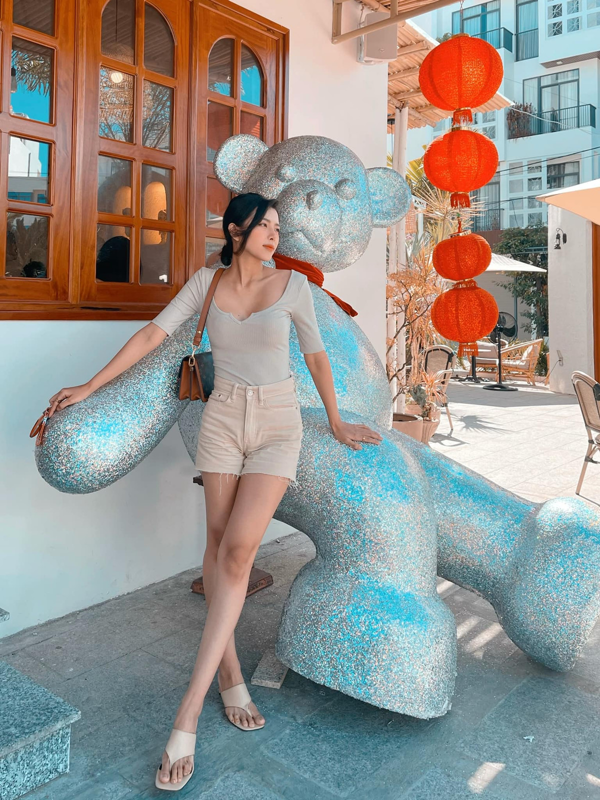 Khuôn mặt xinh đẹp, thanh tú còn cách ăn mặc giản dị và công việc thú vị khiến "hot girl bán hot dog" nhanh chóng được "săn lùng" tìm kiếm thông tin cá nhân.