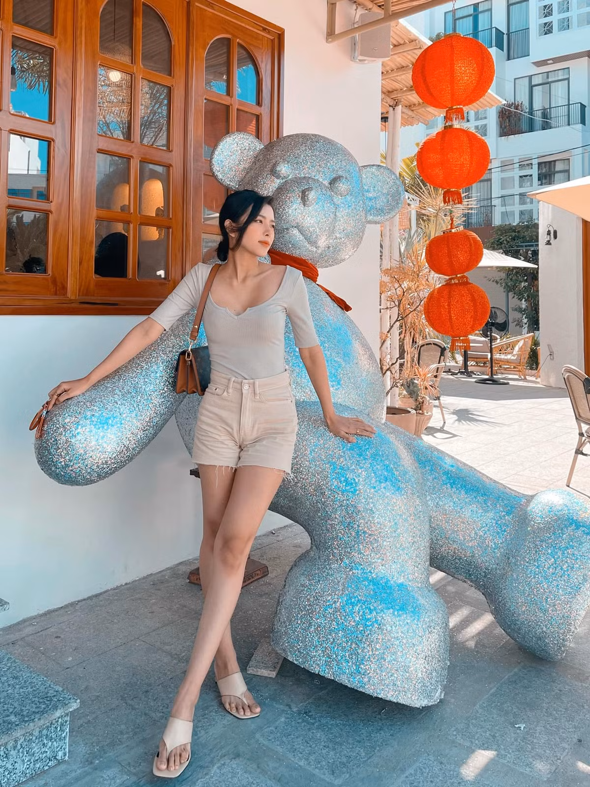 Khuôn mặt xinh đẹp, thanh tú còn cách ăn mặc giản dị và công việc thú vị khiến "hot girl bán hot dog" nhanh chóng được "săn lùng" tìm kiếm thông tin cá nhân.