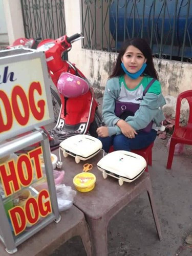 Đầu năm 2016, Khánh Vy từng gây sốt trong cộng đồng mạng với bức ảnh "hot girl bán hot dog". Thời điểm chụp bức ảnh đó là vào năm 2014, khi cô ở trọ cùng với một cô chủ bán bánh mì xúc xích nên hay ra phụ bán hàng lúc rảnh rỗi.