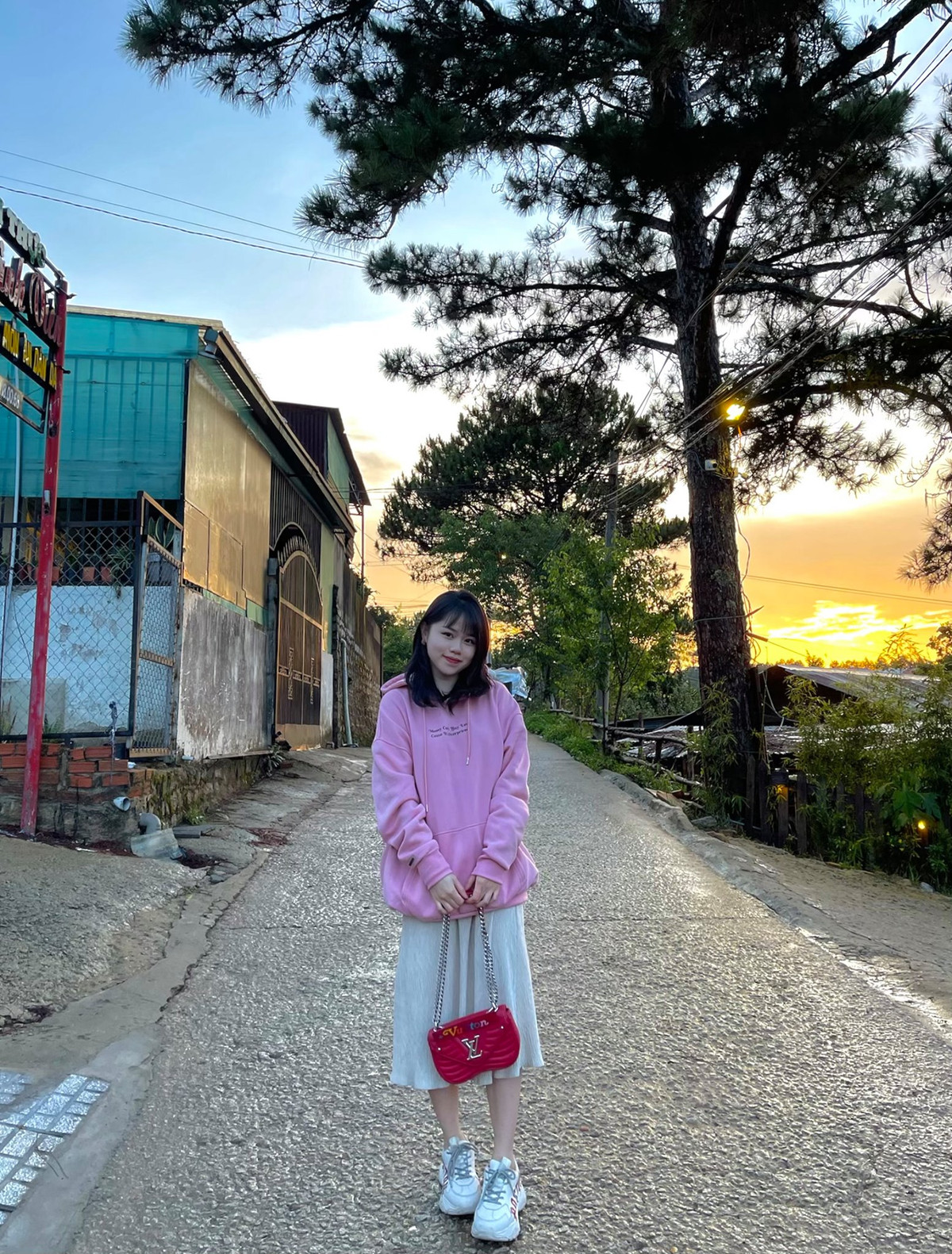 Trên mạng xã hội, cô nàng luôn thể hiện sự vui vẻ, lạc quan bằng những bức ảnh tươi tắn.