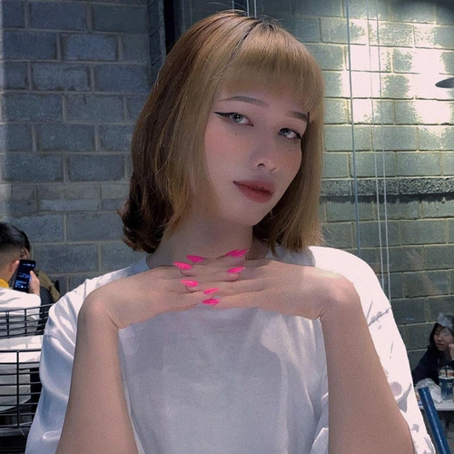 Sau những hình ảnh phản cảm cô đăng tải trên trang cá nhân Facbook, Intagram, D.G.B đã nhận phải nhiều sự chỉ trích từ cộng đồng mạng.