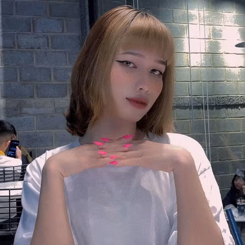 Sau những hình ảnh phản cảm cô đăng tải trên trang cá nhân Facbook, Intagram, D.G.B đã nhận phải nhiều sự chỉ trích từ cộng đồng mạng.