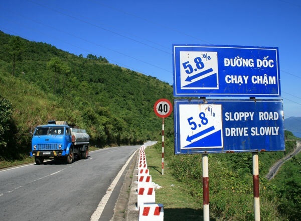 Từ "sloppy road" trong tấm biển hiệu này có nghĩa là đường có nhiều vũng nước, đường lầy lội chứ không dùng để chỉ độ dốc.