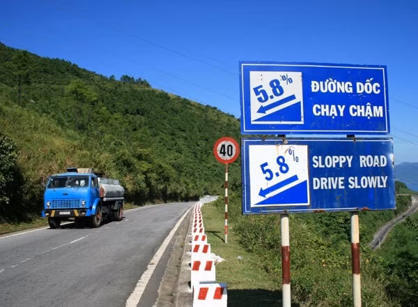 Từ "sloppy road" trong tấm biển hiệu này có nghĩa là đường có nhiều vũng nước, đường lầy lội chứ không dùng để chỉ độ dốc.