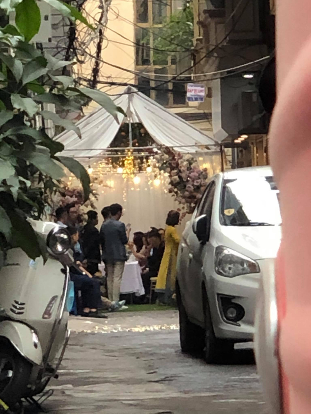 Một số hình ảnh về lễ ăn hỏi của Xuân Trường và Nhuệ Giang tại nhà cô dâu ở Hà Nội được hé lộ mặc dù được an ninh thắt chặt. Cặp đôi chọn tông màu trắng làm màu chủ đạo cho ngày trọng đại, không gian bên trong cũng được trang hoàng lộng lẫy.