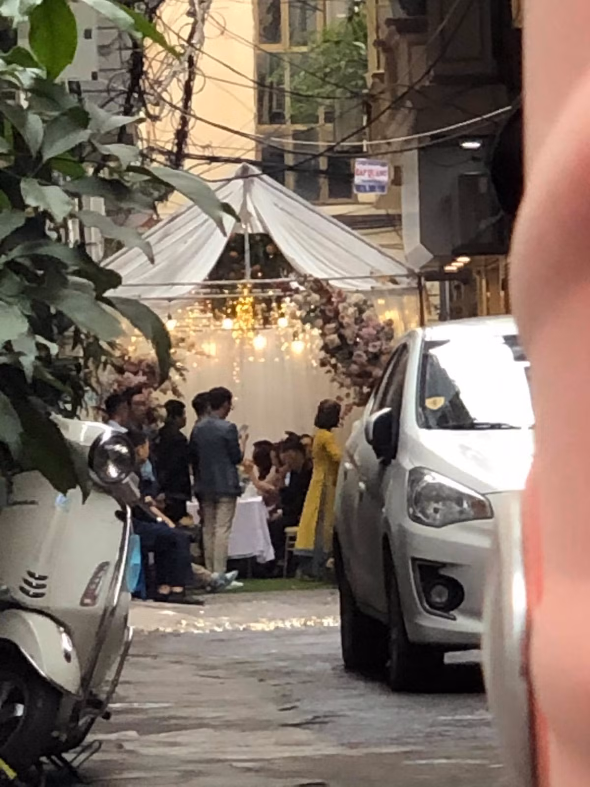 Một số hình ảnh về lễ ăn hỏi của Xuân Trường và Nhuệ Giang tại nhà cô dâu ở Hà Nội được hé lộ mặc dù được an ninh thắt chặt. Cặp đôi chọn tông màu trắng làm màu chủ đạo cho ngày trọng đại, không gian bên trong cũng được trang hoàng lộng lẫy.