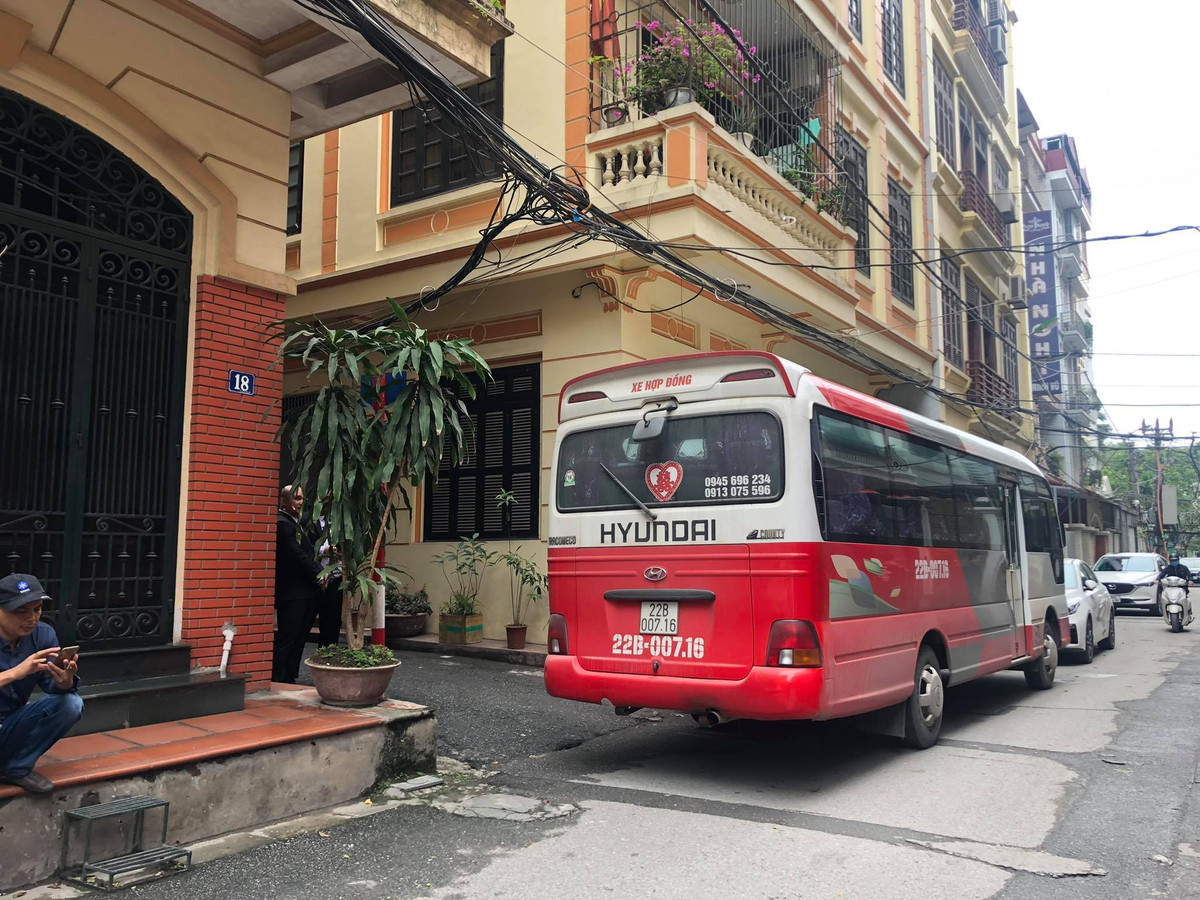 Được biết, khoảng 9h30 sáng nay không gian lễ ăn hỏi mới được chuẩn bị xong.