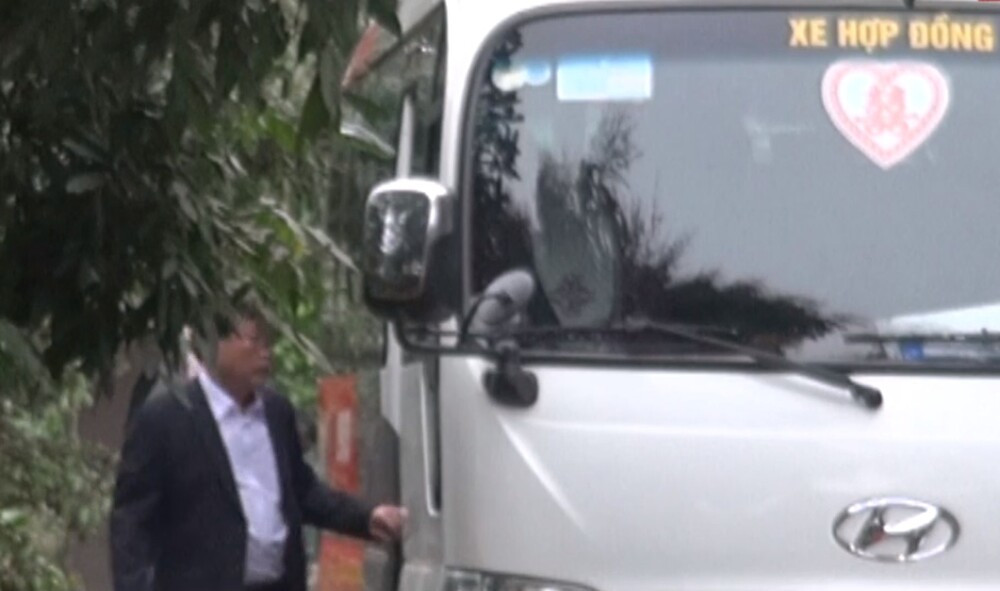 Gia đình hai họ đã đến từ sớm để chuẩn bị lễ ăn hỏi của Xuân Trường và Nhuệ Giang.