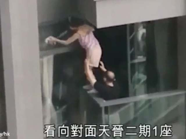 Tương tự như vậy, một phụ nữ Hong Kong khiến hàng xóm thót tim khi chứng kiến cảnh chị này trèo ra ngoài ban công để lau cửa kính trong khi chồng chỉ giữ hờ bên dưới.