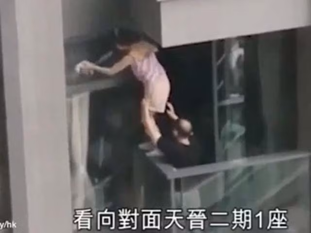 Tương tự như vậy, một phụ nữ Hong Kong khiến hàng xóm thót tim khi chứng kiến cảnh chị này trèo ra ngoài ban công để lau cửa kính trong khi chồng chỉ giữ hờ bên dưới.