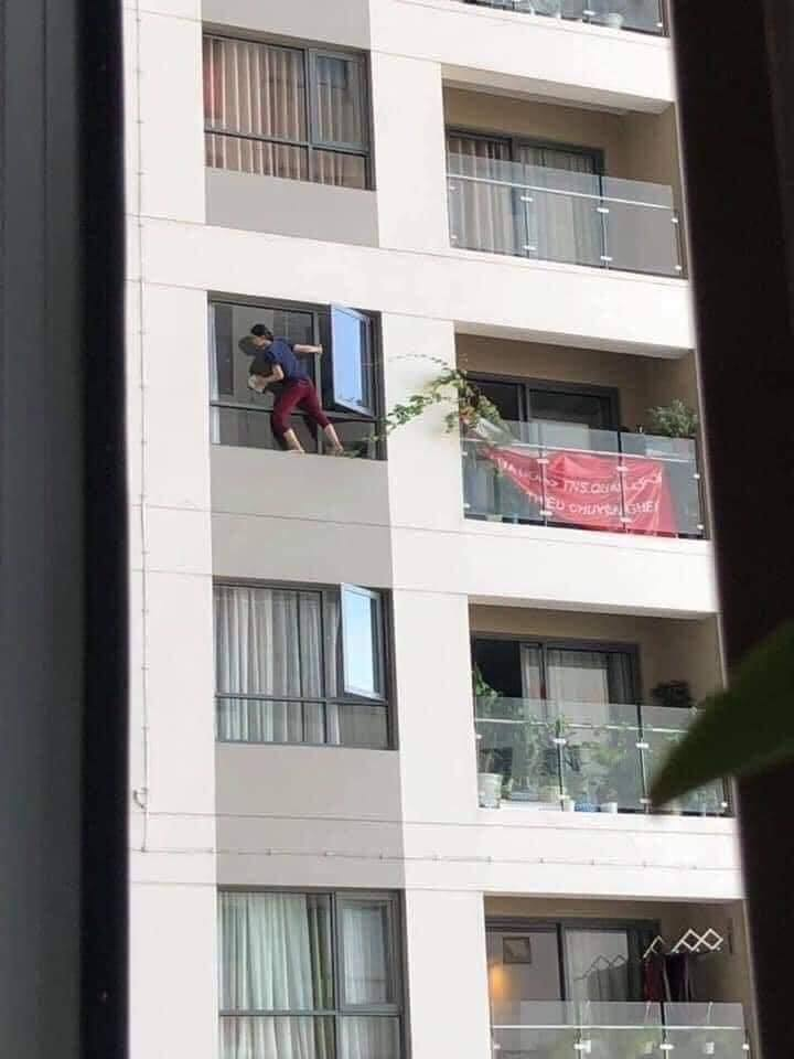 Nữ giúp việc thực hiện hành động này lại không có bất kỳ thiết bị an toàn bảo hộ nào, rất nguy hiểm.