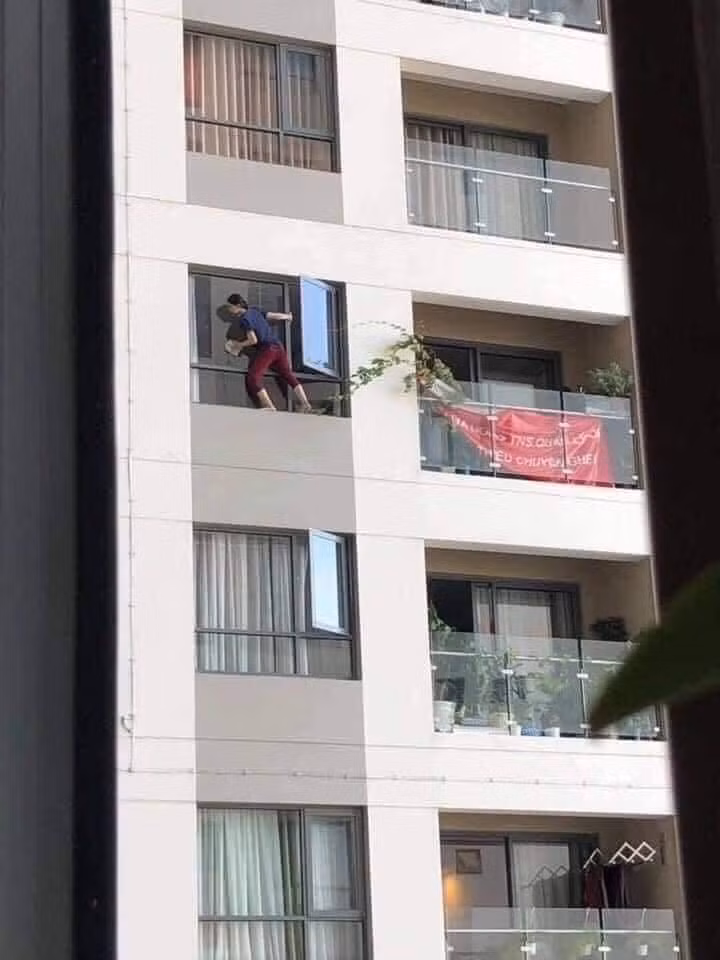 Nữ giúp việc thực hiện hành động này lại không có bất kỳ thiết bị an toàn bảo hộ nào, rất nguy hiểm.