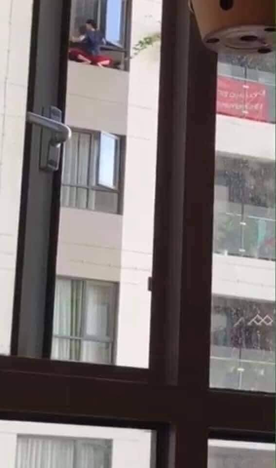 Vị trí mà người phụ nữ đang đứng là một tầng rất cao của tòa nhà chung cư, thế nhưng vấn đề an toàn lao động lại không thấy khi người phụ nữ này tay không, người không bấu víu vào thành cửa sổ để lau kính.
