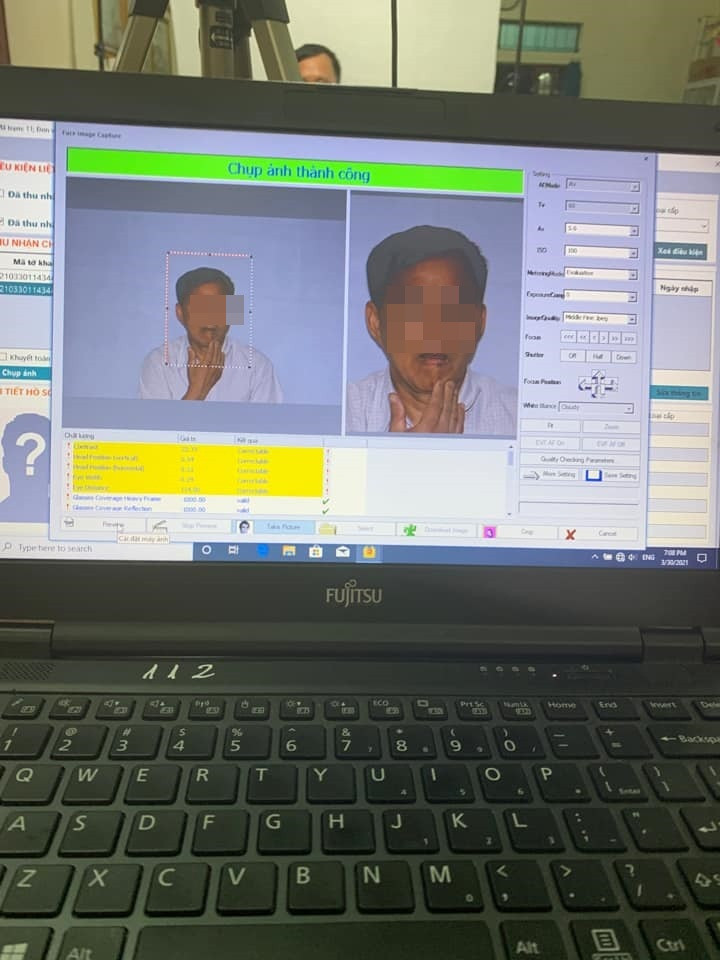 Hầu hết các hình ảnh thẻ CCCD đều có những biểu cảm “dở khóc dở cười” làm dân mạng thấy hài hước như cười quá tươi, ngáp ngủ, đưa tay lên mặt,...